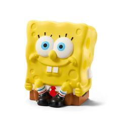 La entrañable figura de Bob Esponja, ha sido recreada en un adorable formato squishy. Con un diseño estilizado y suave al tacto. Esta mini-figura, de aproximadamente 18 cm de altura,