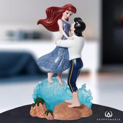 ¡Esta figura de Ariel de la colección Disney Showcase es una joya imprescindible para cualquier amante de La Sirenita! La princesa del mar aparece junto a su príncipe en una escena llena de magia