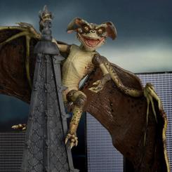 Déjate sorprender por la figura del Bat Gremlin de Gremlins 2. Esta figura articulada, inspirada en la película "Gremlins 2: la nueva generación", es una adición imprescindible para cualquier colección de fanáticos del cine de culto.