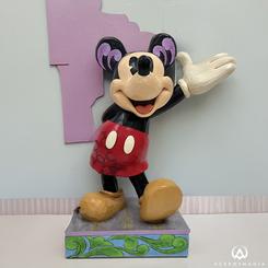 Este encantador Mickey Mouse de Jim Shore captura la esencia de la alegría y la nostalgia con una cálida sonrisa y un amistoso saludo. Decorado con los característicos patrones de patchwork