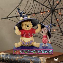 Celebra la alegría de Halloween con esta encantadora figura de Jim Shore que presenta a Winnie the Pooh y Piglet. Ambos amigos llevan sombreros de bruja y, tomados de la mano