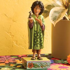 Bruno Madrigal cobra una aire de ternura en esta delicada figura de 14,5 cm diseñada por Jim Shore. Capturado con su inseparable ratón en la palma de la mano, viste su icónica capa verde adornada con patrones geométricos tallados