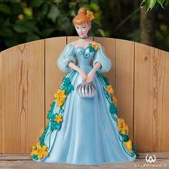 Descubre la figura Botánica Cenicienta de Disney Showcase, parte de la colección Botánica de Disney Showcase. Esta figura presenta a la icónica princesa de Disney luciendo su característico vestido de gala azul