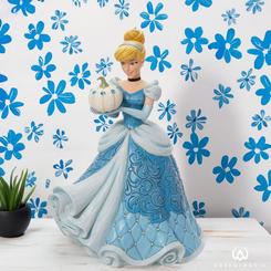 ¡La princesa Cenicienta brilla con un radiante sonrisa y un vestido azul rosado en esta maravillosa figura de la colección Enchanted Master Piece! Diseñada por el artista premiado Jim Shore