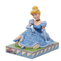 Este figura Disney creada por el artista folk americano Jim Shore, añade un patrón lleno de vida y una artesanía impresionante al personaje querido, Cenicienta. Sentada en un pedazo de césped, la princesa es compasiva y despreocupada con un vestido 