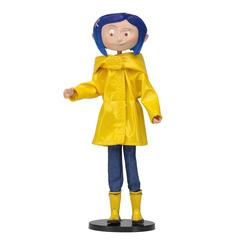 La figura articulada Coraline Bendy Doll Raincoats & Boots captura la esencia de la icónica protagonista de la película de Laika, basada en la obra de Neil Gaiman. Con una altura aproximada de 18 cm