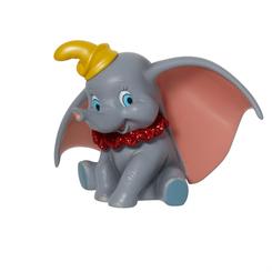 ¡El elefante volador favorito de todos luce listo para el circo en esta adorabla posición de la Colección Disney Showcase! Esta figura realista cuenta con un acabado hermoso con adorno rojo.