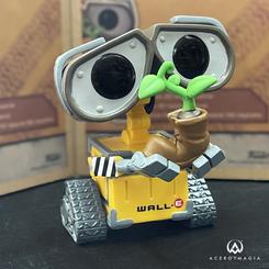 Celebra el cuidado del planeta con esta figura Pop! Vinyl de Earth Day Wall-E, que captura al entrañable robot recolector sosteniendo su emblemática plantita en una bota oxidada. 
