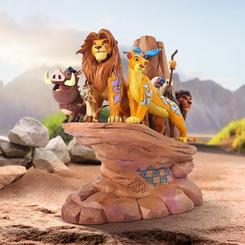 Celebra el 30º aniversario de El Rey León con esta impresionante figura diseñada por Jim Shore. Esta creación rinde homenaje a la icónica película de Disney de 1994, mostrando un majestuoso diseño de patrones en mosaico 