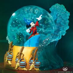 Celebra el 85.º aniversario de Fantasía, la obra maestra animada de Walt Disney, con esta impresionante bola de agua de 100 mm que captura la magia del Aprendiz de Hechicero, Mickey Mouse.