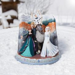 Con un telón de fondo de las montañas de Arendelle, los amigos de Frozen sonríen emocionados, calentando el día de invierno. Elsa y Anna, unidas para siempre a través del amor, disfrutan de la compañía de Kristoff, Sven y Olaf.