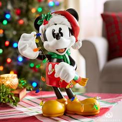 Celebra la temporada festiva con la figura Holiday Mickey de Disney Showcase, un regalo espectacular para los amantes del icónico ratón de Disney. Con más de 30cm de altura, Mickey 