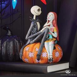 Celebra el encanto tenebroso de Halloween con Jack y Sally en una escena encantadora sobre una calabaza. Extraído de "The Nightmare Before Christmas", este cautivador busto de Jim Shore