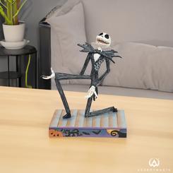 Descubre la figura Jack Skellington Personality Pose, donde el mismísimo Jack Skellington se presenta arrodillado y radiante. Ataviado con su icónico traje a rayas blancas y negras y corbata de murciélag