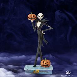 Deleita tus sentidos con este cautivador diseño de Jim Shore que presenta a Jack Skellington, el carismático protagonista de El extraño mundo de Jack. Vestido con su llamativo traje negro y blanc