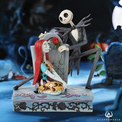 Revive la magia de la historia de amor entre Jack y Sally con esta cautivadora figura de Jim Shore. En una escena encantadora, la pareja poco convencional comparte un momento tierno en el cementerio