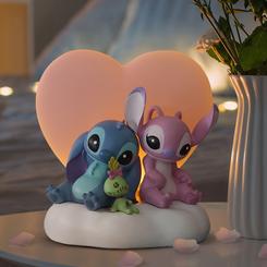 Ilumina tus días con la encantadora escena "Light up Stitch and Angel". Esta dulce y acogedora escena presenta a Stitch, Angel y Scrump, y cuenta con un corazón rosado que brilla suavemente