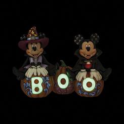 ¡Celebra el otoño con tus ratones favoritos, Mickey y Minnie Mouse de Disney! Esta encantadora figura captura a la pareja saltando sobre calabazas talladas que forman la palabra ¡Boo!