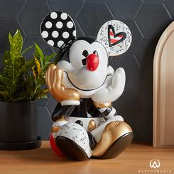 Esta adorable figura de Mickey Mouse, creada por el renombrado pintor y escultor Romero Britto, fusiona la magia de Disney con el vibrante estilo cubista y pop característico del artista. 