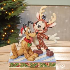 ¡La Navidad se acerca y qué mejor manera de decorar tu hogar que con esta encantadora figura de Disney y Jim Shore! Vestido con un traje de reno decorado con rosetones, Mickey Mouse sonríe ampliamente mientras acaricia a Pluto