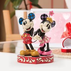 El encanto atemporal de Mickey y Minnie se materializa en esta pieza romántica de Jim Shore, donde cada trazo de rosemaling y los motivos patchwork realzan la complicidad de la pareja mientras posan sobre una base