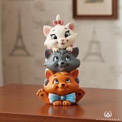 Tres encantadores gatitos de Los Aristogatos se apilan con gracia en esta delicada miniatura de Jim Shore, donde cada tierna expresión y cada curva transmite la complicidad de Toulouse, Berlioz y Marie.
