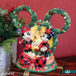 Descubre la magia de la temporada con un encantador diorama navideño de Jim Shore que une a Mickey y Minnie en un momento lleno de ternura y alegría. Figura limitada a 1000 unidades firmadas por Jim Shore. 