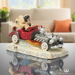 Cruella de Vil irrumpe en tu vitrina con esta espectacular pieza musical de Jim Shore: ataviada con su icónico abrigo y melena al viento, la villana avanza a toda marcha en su automóvil rojo, cubierto de rosemaling y patchwork