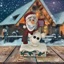 En este alegre diseño de Jim Shore, Olaf baila felizmente en la nieve con una amplia sonrisa, luciendo un sombrero de Santa y una bufanda festiva mientras lleva un colorido regalo. 