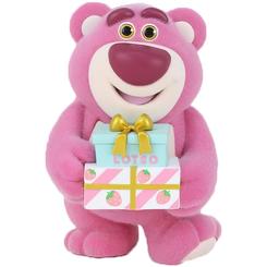 Imagina tener a Lotso, el entrañable osito de peluche de la película Toy Story, en una versión miniatura con una caja de regalo  Con un tamaño de aproximadamente 9 cm de altura,