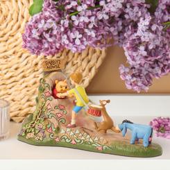 Jim Shore rinde homenaje a la entrañable amistad de Winnie the Pooh y sus amigos del Bosque de los Cien Acres con esta detallada figura de 14 cm. Christopher Robin, Kanga y Eeyore tiran con cariño de la mano de Pooh