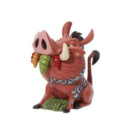 ¡Celebra el icónico filme de "El Rey León" con Jim Shore! Con una sonrisa en su rostro, Pumba emocionado da la bienvenida al momento de la merienda mientras pincha a un bichito. Esta elegante miniatura Disney