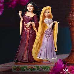 ¡Embárcate en un viaje encantador con la cautivadora figura de Rapunzel vs. Madre Gothel, una creación magistral de Disney por el talentoso artista Jim Shore! Esta pieza única revela la dicotomía de personajes entre Rapunzel