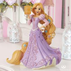 ¡La princesa Rapunzel brilla con una radiante sonrisa y su característico cabello dorado en esta maravillosa figura de la colección Enchanted Master Piece! Diseñada por el artista premiado Jim Shore