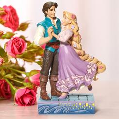 ¡Vuelve a vivir la emoción de la película "Enredados" con esta impresionante figura de la colección Jim Shore Disney Traditions! Bellamente pintada a mano y elaborada con estilo intrincado y atención al detalle