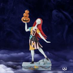 La magia de Halloween cobra vida con esta encantadora pieza de Jim Shore que presenta a Sally de El extraño mundo de Jack. Con su vestido de encantador patchwork y diseños de rosemaling,