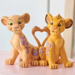 Un homenaje al círculo de amor surge en esta delicada figura de Simba y Nala, donde el contorno de sus colas dibuja un corazón perfecto mientras reposan unidos en una pose de tierna complicidad. 
