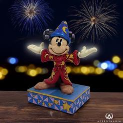 Conmemora el 85º aniversario de Fantasía con esta cautivadora figura de Jim Shore, que captura a Mickey Mouse en su icónico papel de aprendiz de brujo. Vestido con una túnica roja adornada 