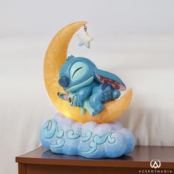 Acurrucado con su peluche Scrump, el adorable Stitch de Disney está listo para adentrarse en el mundo de los sueños en la figura "Sweet Dreams". Dormido sobre una luna creciente que se ilumina, 