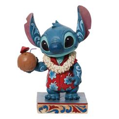 Con una camisa hawaiana y collar de flores, el alienígena favorito de Disney celebra el 20.º aniversario de Lilo & Stitch. Bebiendo una bebida de coco con un paraguas de flores, Stitch