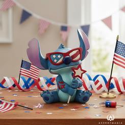 Un estallido de orgullo estadounidense llega a tu colección con la figura de Stitch de Jim Shore, de 13 cm de altura, moldeada en resina pintada a mano y luciendo unas llamativas gafas con diseño de estrellas y franjas