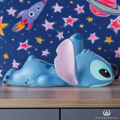 Tierna figura de Stitch acostado basada en la película Lilo & Stitch del año 2002 de Walt Disney. Esta preciosa figura vemos a Stitch acostado, la figura tiene unas dimensiones aproximadas de 6 x 9 x 6 cm.,