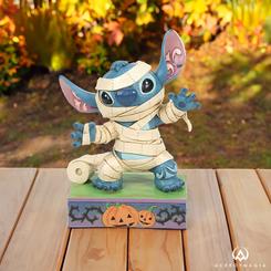 Prepárate para una divertida travesura de Halloween con la colección Disney Traditions de Jim Shore. En esta ocasión espeluznante, Stitch ha saqueado el baño de Lilo y Nani para crear su propio disfraz.