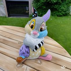 Rinde homenaje al entrañable personaje de Bambi con la figura Thumper Mini. Pintada a mano con los icónicos motivos pop art de Britto, esta encantadora pieza infunde nueva vida al alegre y cariñoso conejo. 