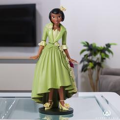 Descubre la figura Botánica Tiana de Disney Showcase, parte de la colección Botánica de Disney Showcase. Esta figura presenta a la icónica princesa de Disney de "Tiana y el Sapo" luciendo su característico vestido verde adornado con delicadas flores amari