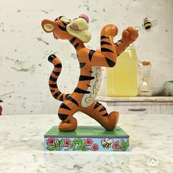 ¡Prepárate para una aventura llena de energía con la Figura Tigger Fighting Bee! Con una determinación feroz, Tigger se enfrenta a una abeja en esta original creación de Winnie the Pooh, diseñada por Jim Shore. 