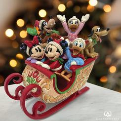 ¡Celebra la alegría de la temporada con este encantador trineo navideño de Jim Shore! Mickey, Minnie, Donald, Daisy, Goofy y Pluto se reúnen, abrazados por el espíritu festivo