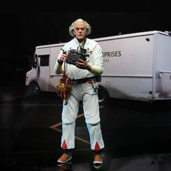 Revive el apasionante universo de "Regreso al Futuro" con la Figura Ultimate Doc Brown (1985). Esta impresionante pieza captura la esencia del excéntrico científico interpretado por Christopher Lloyd en la icónica película.