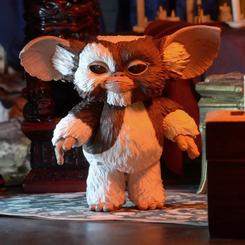 Añade un toque de nostalgia y diversión a tu colección con la Figura Ultimate Gizmo de Gremlins. Esta figura articulada de 12 cm captura todos los detalles encantadores del personaje de las icónicas películas de los años 80. 