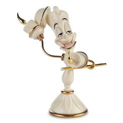 Lumière cobra vida en porcelana blanca realzada con toques dorados, desplegando su encanto irresistible mientras inclina su brazo-candelabro en un gesto de bienvenida lleno de elegancia.